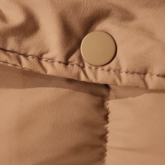 ARITIZIA - TNA - SUPER PUFF JACKET- womans LG. Taupe. New in bag. removable hood - Picture 6 of 16